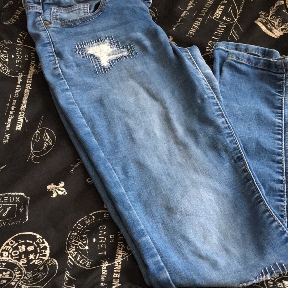 Distressed skinny jeans